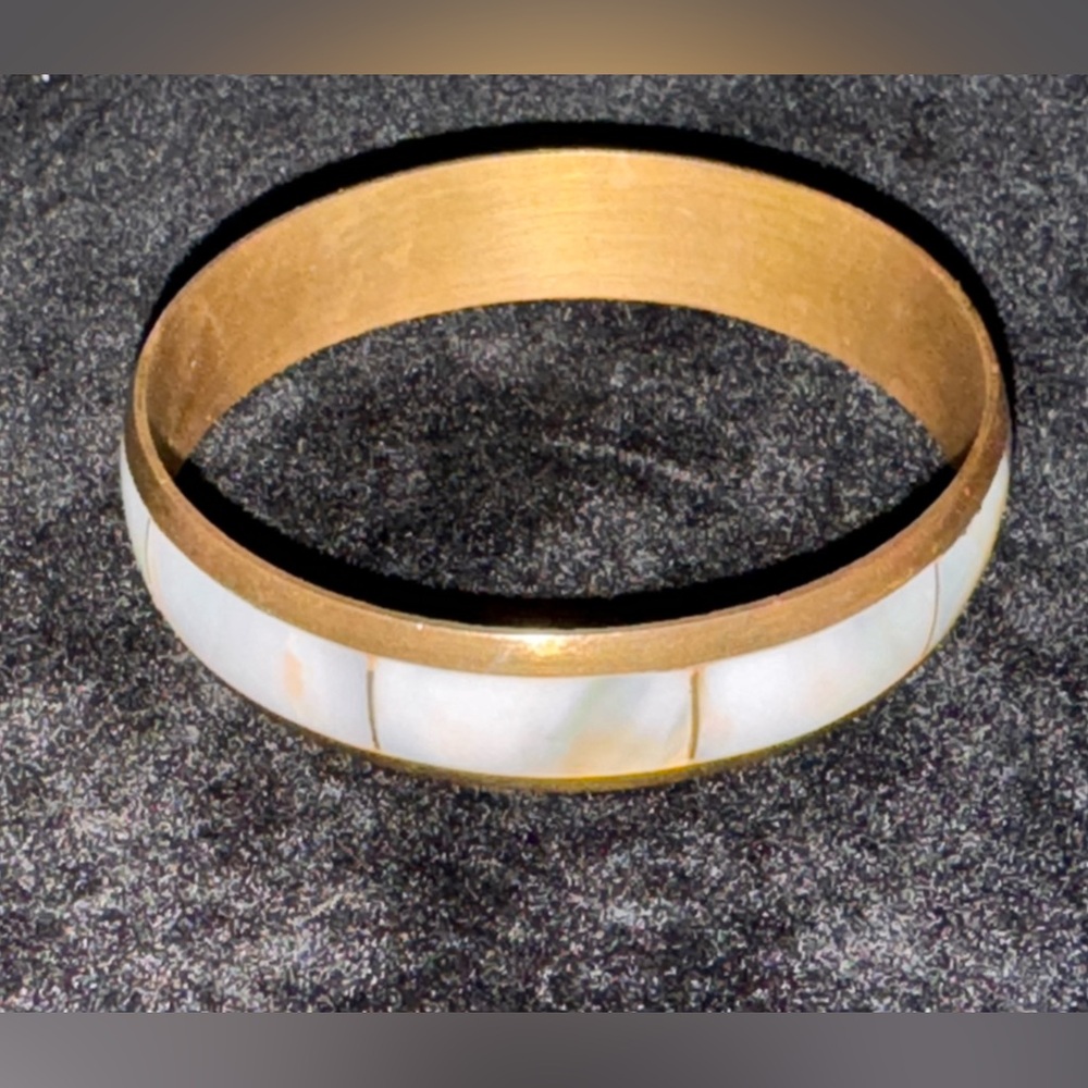 Vintage Mother-Of-Pearl Bangle Bracelet✨